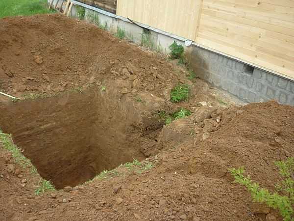 Para explorar o solo para a fundação por conta própria, você precisará cavar fossos semelhantes a uma profundidade de cerca de 2,5 metros