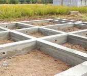 Ако бетонът се излива директно върху строителната площадка, получаваме монолитна основа