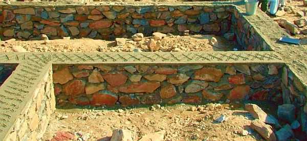 יסודות הריסות דורשים מיומנות גבוהה: יש להניח את האבן כדי שהבית לא יתקלקל אחר כך.