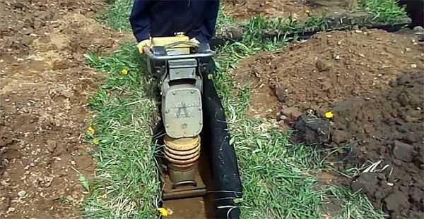 Existem até compactadores estreitos para compactar o solo em uma trincheira