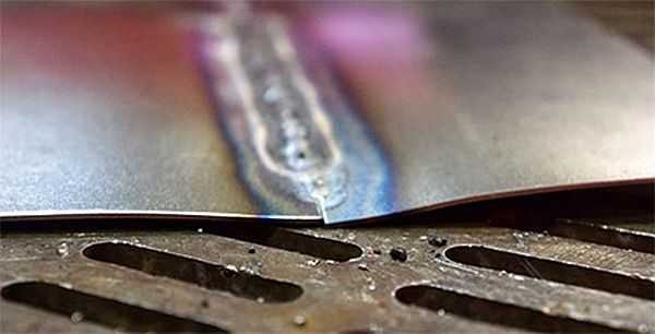 En soldar metalls prims, les làmines es sobreescalfen i es doblegen