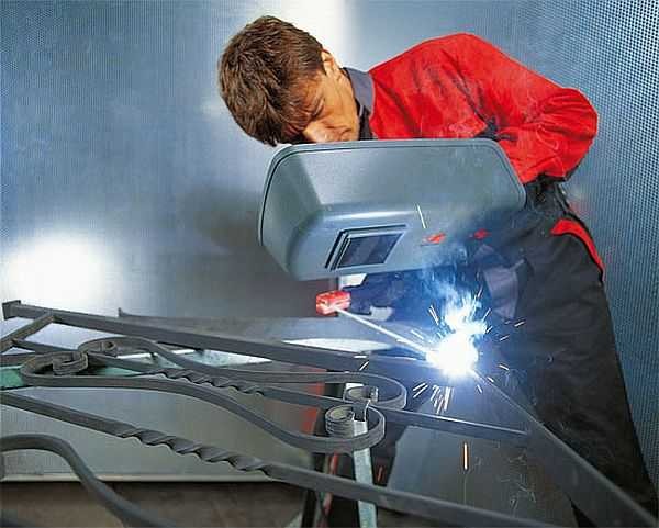 Апарат за заваривање за ручно електролучно заваривање омогућава вам заваривање свих врста челика
