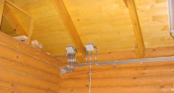 Att lägga kabeln i en korrugerad metallslang är mycket bekvämare och kräver mindre kostnader