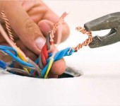 Die Regeln für die Installation von elektrischen Leitungen in einem Privathaus verbieten das Verdrehen der Wände (Aufmauern). Wenn sie können, dann nur in Anschlusskästen, wo ihr Zustand überprüft werden kann