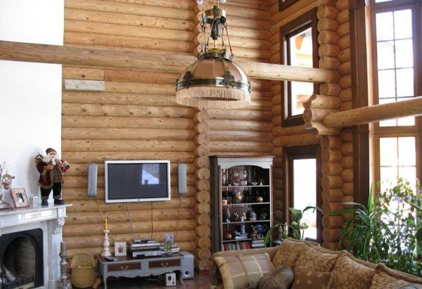 פנים זה של בית עץ עשוי בולי עץ משלב מודרניות וקלאסיקות, בפנים נעים ונוח