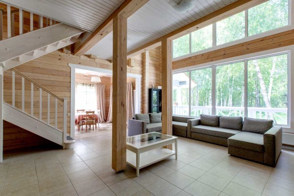Fotografia arată decorul interior al unei case cu două etaje din lemn. Fără decizii complicate. Doar culori diferite și linii clare