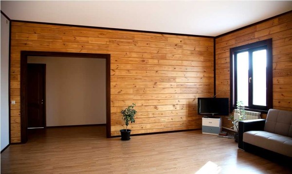 Lygios lubos padidina medienos grožį