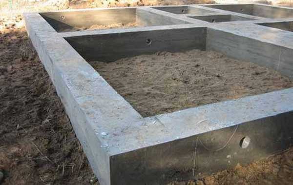 O grau de concreto para a fundação de faixa de uma casa particular depende do solo e do tipo de material de construção
