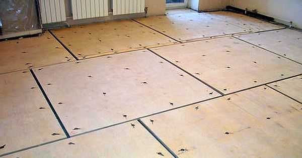Έτσι μοιάζει ένα παλιό ξύλινο πάτωμα, προετοιμασμένο για τοποθέτηση ελασμάτων.