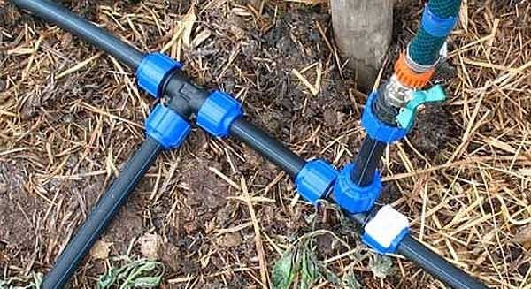 Na maioria das vezes, os sistemas de irrigação automática do-it-yourself são montados a partir de tubos HDPE em acessórios de compressão