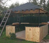 Foto eines Pavillons aus Metall und Holz: das Ergebnis der Arbeit