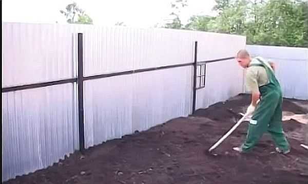 Preparació del sòl per a la gespa - anivellament amb un rasclet