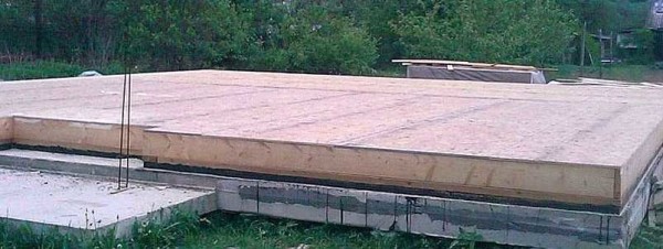 A segunda etapa da construção de uma casa de madeira é concluída: o piso é colocado