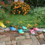 Pequenas botas velhas de borracha com vazamentos com flores plantadas também serão uma decoração maravilhosa para um jardim ou quintal.