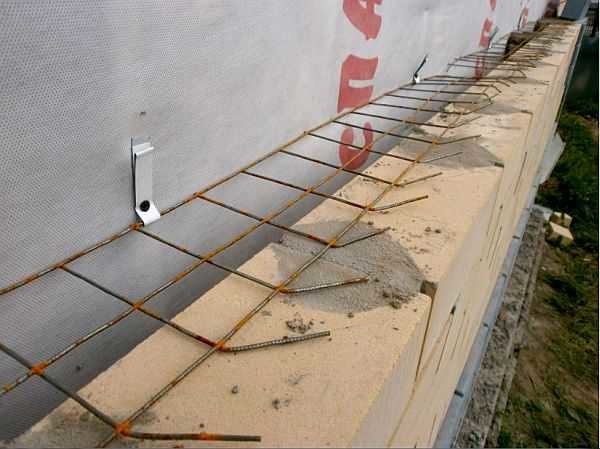 In questo modo, puoi legare il muro della casa e il rivestimento in mattoni.