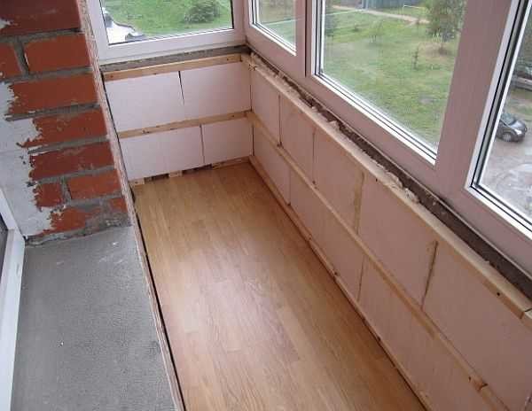 Você pode isolar a varanda sob a ripa com espuma