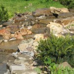 כיצד לסכר בריכה אם יש נחל טבעי באתר שלך - חפר בור, רפד אותו באבן והכוון את הנחל לתוכו