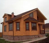Ngôi nhà này được hoàn thiện với vách gỗ (acrylic hoặc vinyl - không rõ)