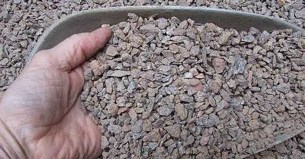 No lote, a pedra britada é utilizada em várias frações - de pequena a grande