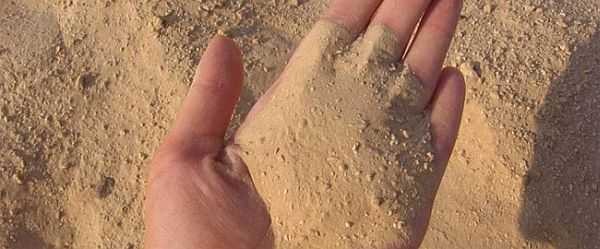 يجب أن يكون الرمل نظيفًا ويفضل أن يكون بنفس حجم الحبيبات