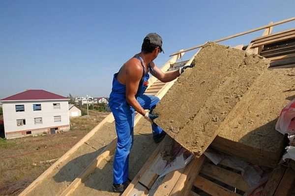 בידוד גג בעליית הגג מבחוץ: קל לעבוד, החומר מונח על הארגז המרופד מלמטה