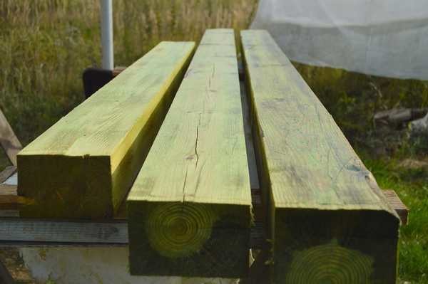 Impregnação antibacteriana protetora Senezh tem excelentes características, mas mancha a madeira com uma cor esverdeada