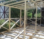 Es sieht aus wie der zusammengebaute Rahmen der Veranda, die am Haus befestigt ist