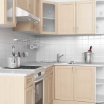 Bēša un balta toņu kombinācija - klasisks dizains mazām virtuvēm