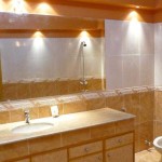 Feixes de luz nos lugares certos - e o design do banheiro se torna incomum