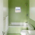 Uma combinação de ladrilhos de mosaico e um tom mais claro de ladrilhos grandes. Projeto de banheiro verde acabou sendo um sucesso