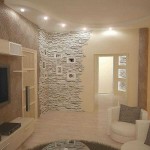 Eine komplexe Kombination: bemalte Wände, Tapeten und dekorativer Stein