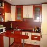 Drąsiai: mažos svetainės virtuvės dizainas yra pagamintas iš raudonos spalvos