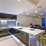 În fotografie este un studio de bucătărie, design interior în stilul minimalismului