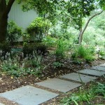 Μια άλλη επιλογή για τοποθέτηση σπιτικών πλακών από μπετόν σε μονοπάτι κήπου