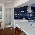 Dunkelblaue Fliesen in einer weißen Küche - kontrastreich und ungewöhnlich