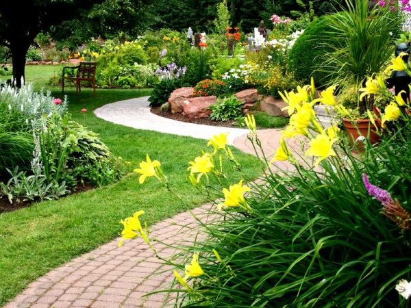 Canteiros, canteiros de flores, meio-fio, jardins ornamentais, escorregadores e caminhos de jardim - é o que mais pode ser usado para decorar o local