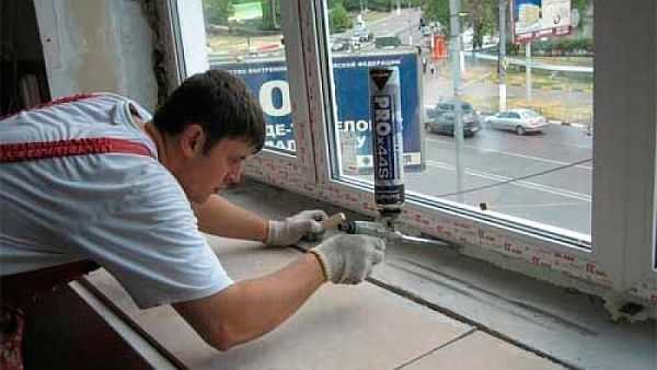 Skumning av PVC-fönster under gör-det-själv-installation kan utföras i flera steg - det beror på storleken på luckan
