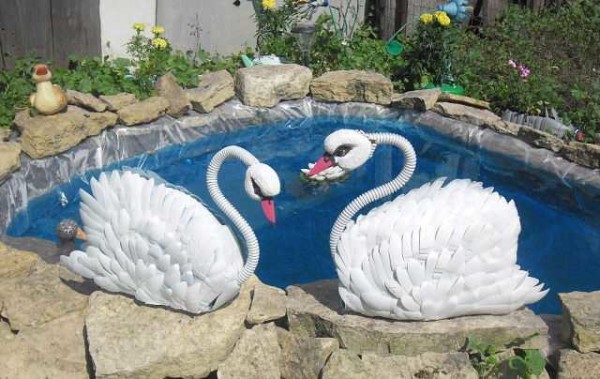 O corpo desses cisnes decorativos é feito de pneus, e todas as partes são feitas de materiais de sucata