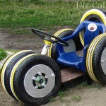 O carro de corrida infantil feito de pneus também é adequado para o playground do jardim de infância