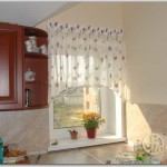 Se você quiser cortinas com um padrão em uma janela de cozinha pequena, deve ser pequeno e escuro