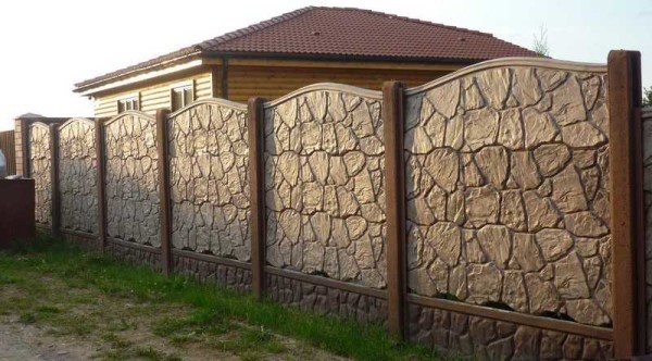 Ово је бетонска ограда, мада много личи на камену ограду
