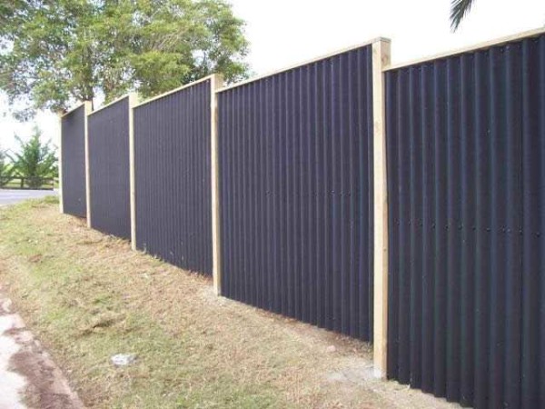Fence made of polymer slate