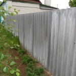 Вълновият шисти може да се използва и за ограда от улицата или вътре в двора.