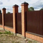 Esta cerca está hecha de ladrillos (base y postes) y cartón corrugado.