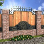 Esta cerca combina três materiais ao mesmo tempo: tijolo, metal e escudos de madeira. Tudo parece decente