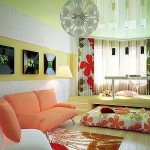 Thiết kế vui tươi và vui vẻ của căn hộ một phòng - tường trơn và sàn sáng, và điểm nhấn - vách ngăn bằng rèm lá dọc và vải dệt