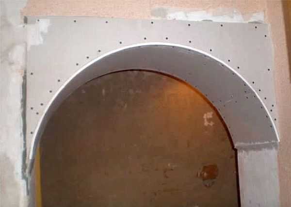 Прикрепване на лента от гипсокартон към арката
