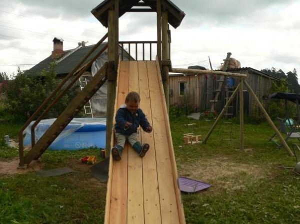 De houten kinderglijbaan moet zorgvuldig worden geschuurd
