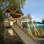 Dřevěná skluzavka - pouze část hracího koutku pro děti na venkově