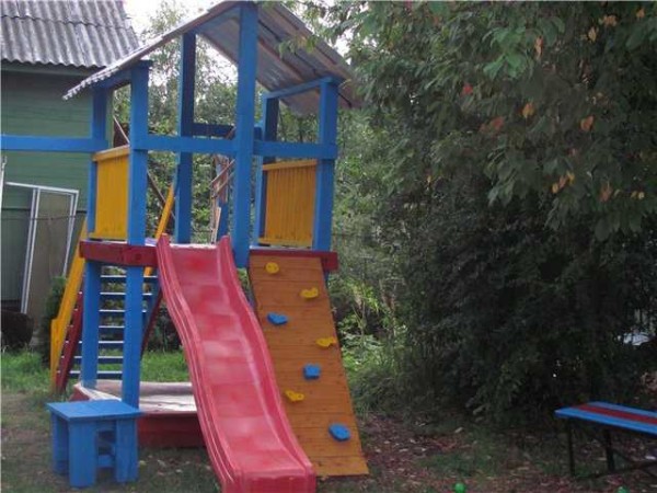 This children's slide is made from a ready-made plastic tray
